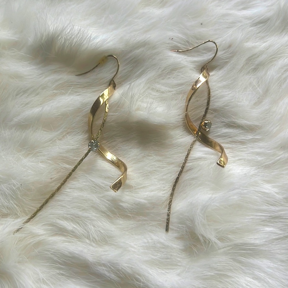 Pretty dangle fashion earrings